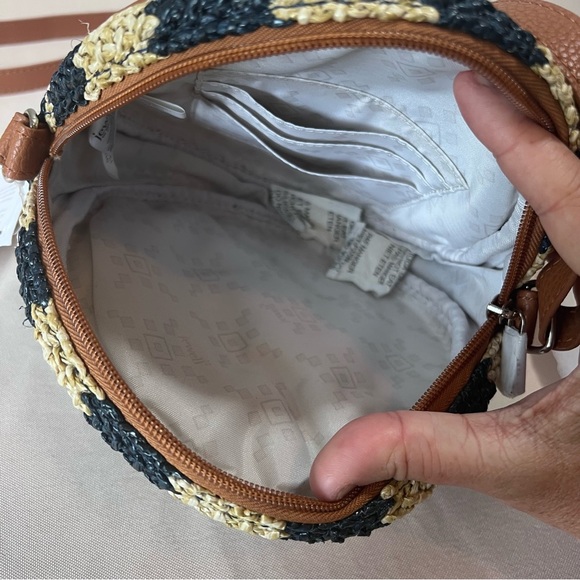 Thirty One Jewell Round Canteen Style Crossbody Purse Tan Navy Striped Straw NWT - Picture 4 of 16